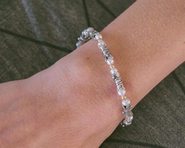 B-23 צמיד כסף עדין בשילוב אבני פנינה ואופל