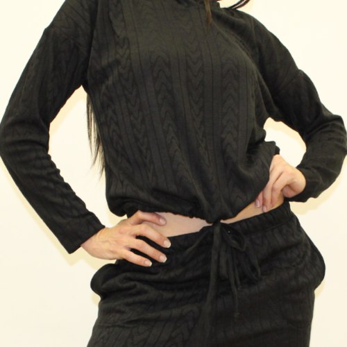 חולצה קפוצ'ון קשירה במותן שחור