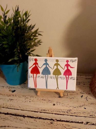 מיני רקדניות צבעוניות