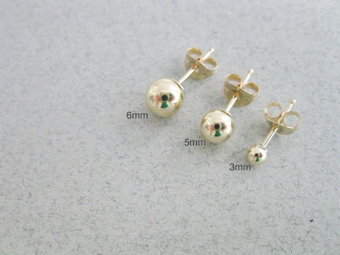 סט של 3 עגילים כדוריים צמודים מגולדפילד.