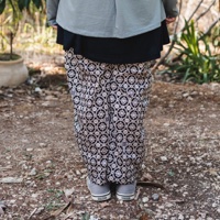 מכנסיים מדגם מיכאלה עם הדפס אוריינטלי בשחור, שמנת וסגול לילך