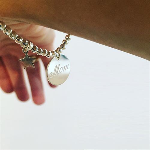 צמיד חרוזים עם תליון וחריטה אישית מכסף