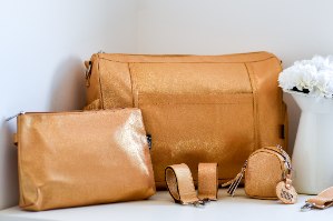 סט תיק החתלה גולד גליטר דגם שייני