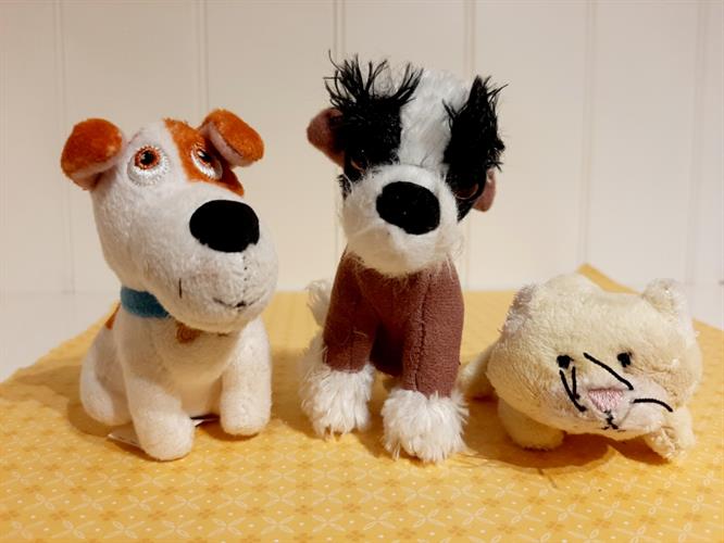 שני כלבים וחתול בובות קטנות רכות