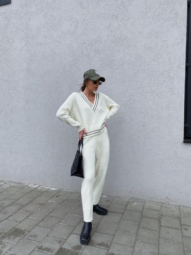 חליפת סריג V פס שמנת