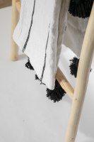 שמיכת פונפונים שחור לבן