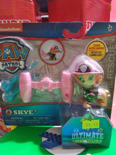 דמות skye עם אביזר