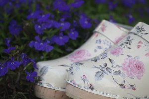 קבקבי עץ פרחוני שמנת