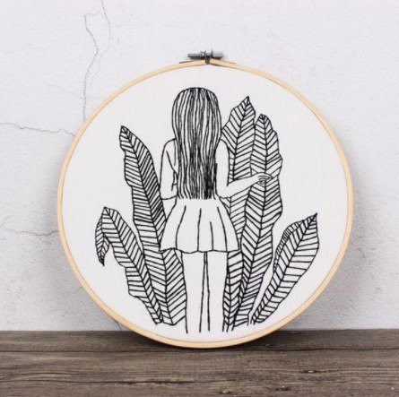 ערכת ריקמה שחור לבן בחישוק - נערה מאחור