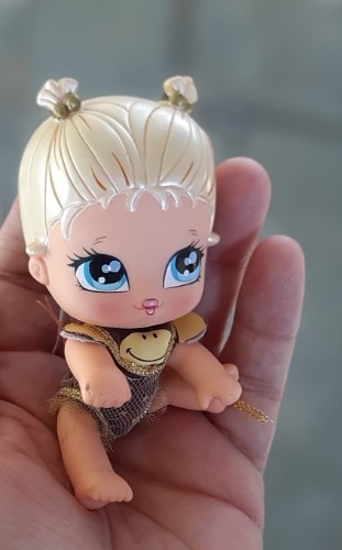 בובת בייבי בראץ בלונדינית עם סמיילי על הבגד