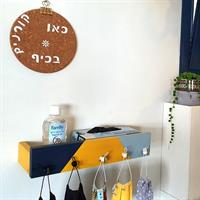 מדף כניסה לבית עם מתלים