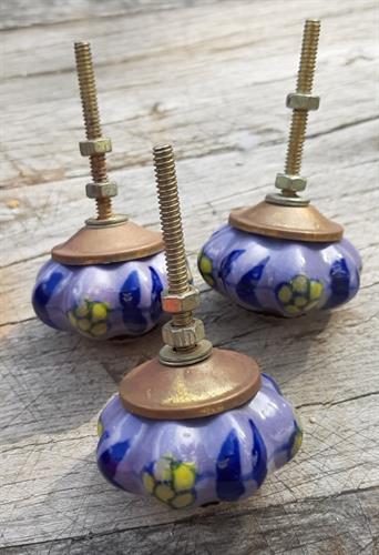 ידיות מרוקאיות בעיטור פרחוני סגול