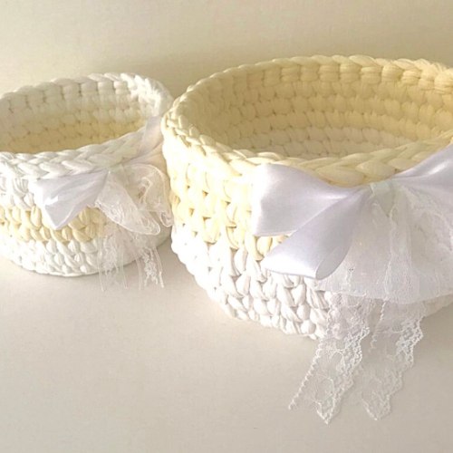 סט של שתי סלסלות סרוגות בצהוב עדין לשידת החתלה ולחדר הילדים דגם אלה