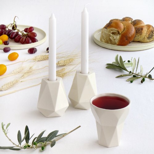 שלחן שבת מעוצב - עם סט גביע ופמוטים בעיצוב ישראלי מקורי