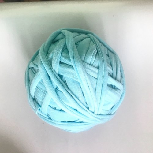 עודפי ייצור של חוטי טריקו פרוסים לסריגה צבע תורכיז ים