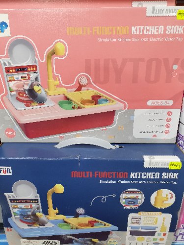 כיור מטבח עם כלים