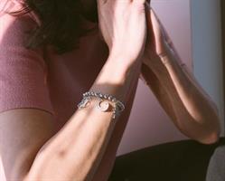 B-03 צמיד כסף עם תליונים (צ'ארמים) תלויים - אות לבחירתך