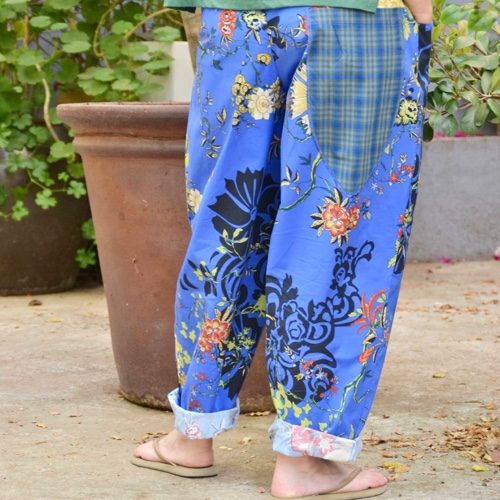 מכנסיים מדגם נור עם הדפס יפני על רקע כחול רויאל