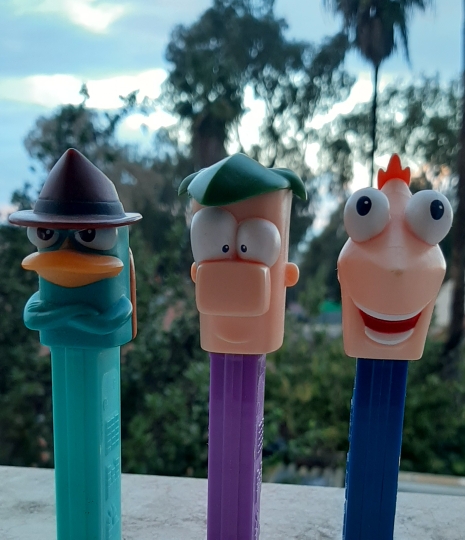 שלישיית pez של פרי הפלטיפוס, פיניאס ופרב