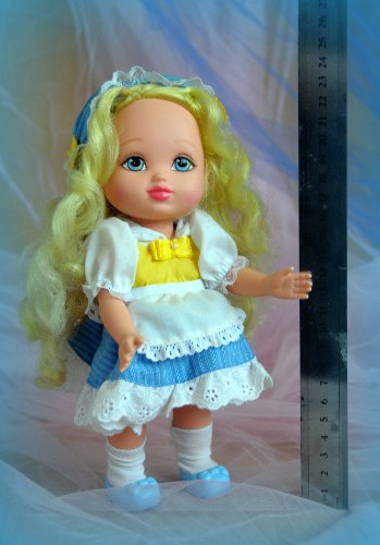 בובה של אליס בארץ הפלאות, מסדרת בובות מהאגדות של MGA  גובה כ 25 ס"מ במצב שמור