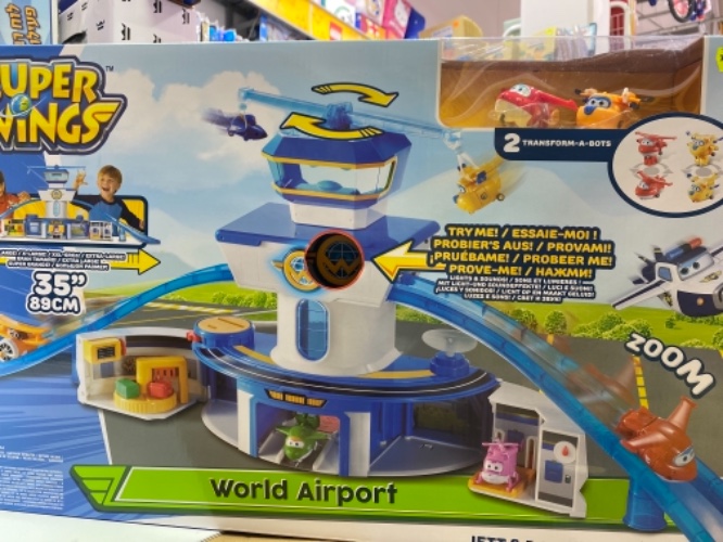 מטוסי על שדה תעופה ו-2 דמויות