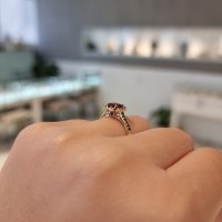 טבעת זהב מרובעת עם רובי ויהלומים שחורים