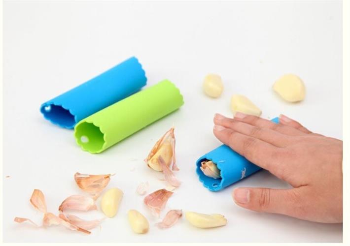 כלי סיליקון מיוחד לקילוף השום