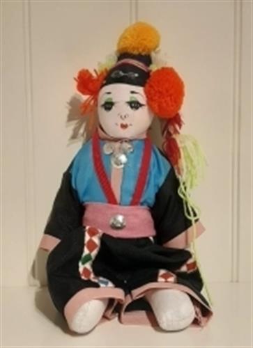 בובת בד מסורתית  עם גפיים מתכווננות