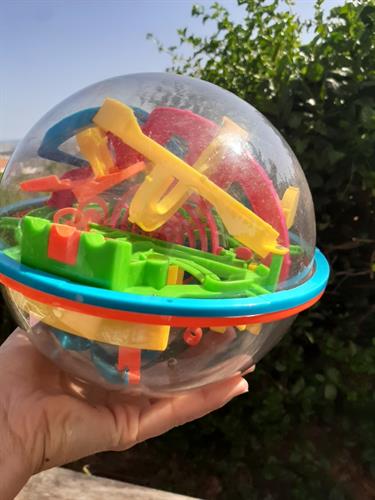 כדור פאזל, משחק עדין של תיאום עין יד במטרה להעביר את כדור המתכת בכל המסלול הממוספר שבתוך הכדור, לא פשוט.