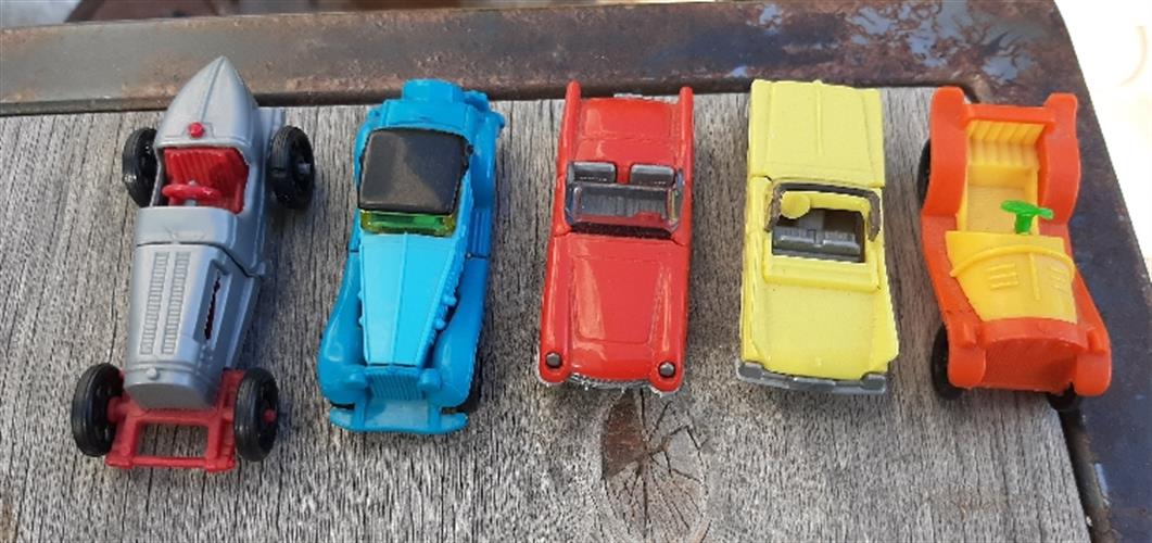 מכוניות קטנות להרכבה, הפתעות ביצת קינדר, 5 מכוניות קטנטנות מעוצבות בסגנון ישן. המחיר לכולן.