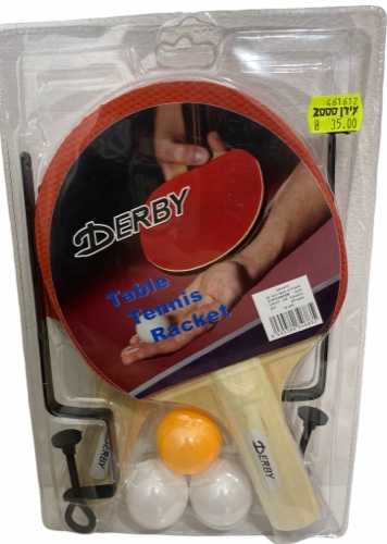 זוג מחבטי פינג פונג עם שלושה כדורים ורשת