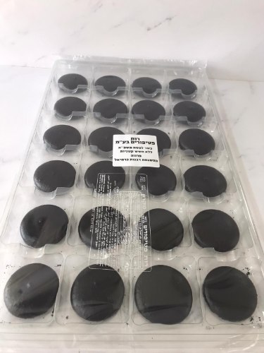 מקרונים שחורים- 24 חצאים במגש