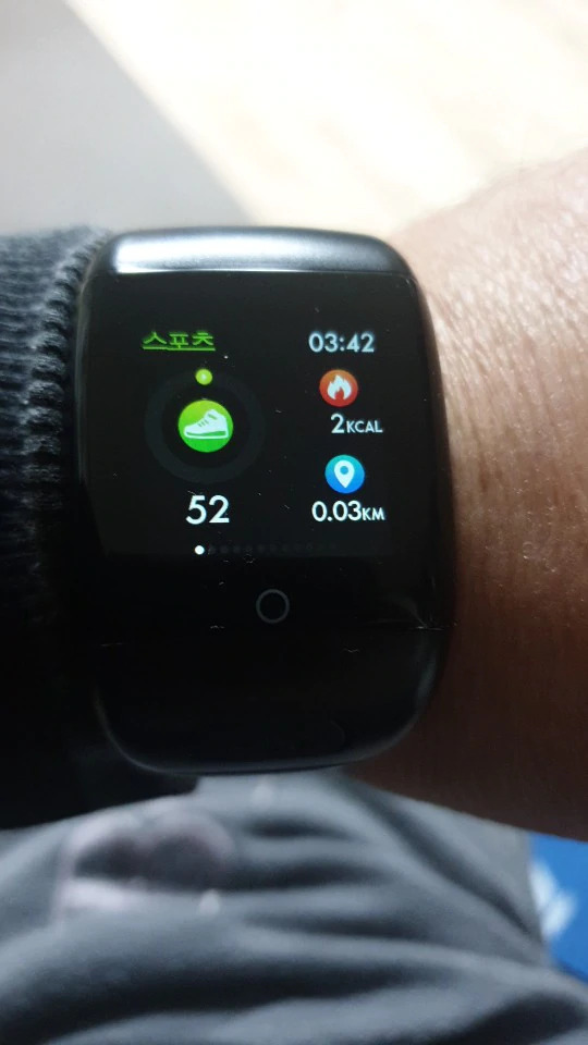 חוות דעת - שעון מרובע עם אוזניות- Swatch.plus