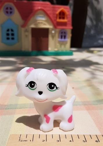 מיניאטורת פלסטיק רך של גורת כלבים לבנה ומתוקה