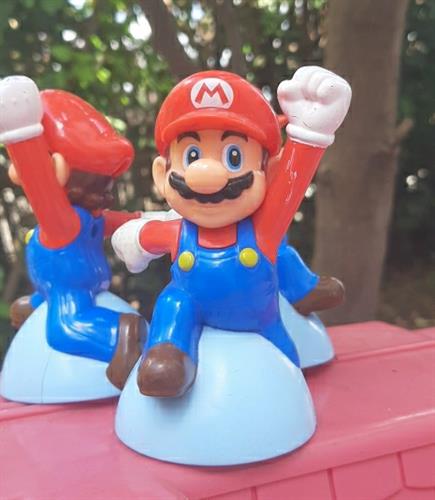 בובת פלסטיק של מריו, מבית נינטנדו  ומקדונלד, משמיע קולות אותנטיים מהמשחק כשמקפיצים אותו.