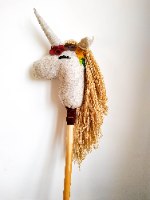 חד קרן על מקל עם שיער בלונדיני