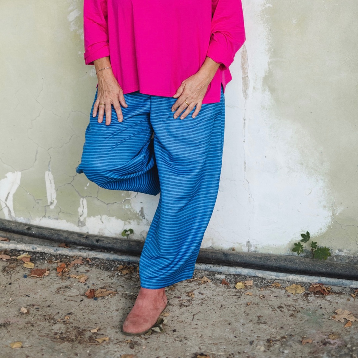 מכנסיים מדגם מיכאלה עם פסים צרים בצבע בורדו על רקע כחול - אחרון במלאי במידה 16