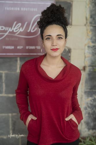 חולצה עם כיסים וצווארון גולף נופל ועמוק.