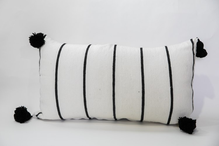 כרית פונפונים שחור לבן מלבנית