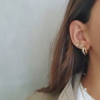 עגילי חצי חישוק מזהב משובצים שורה זרקונים