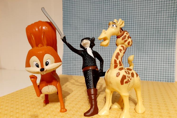 ג'ירפה חתול במגפיים ושועל