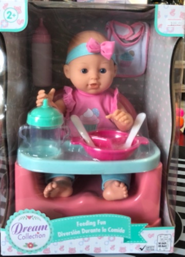 בובה בכיסא אוכל