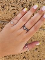 טבעת וי יהלומים שחורים ולבנים בזהב 14 קרט