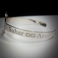 צמיד לב קשיח עם חריטת תמונה ומשפט