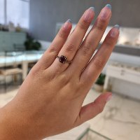 טבעת זהב מרובעת עם רובי ויהלומים שחורים