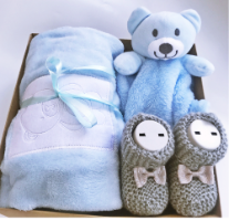מארז מתנה להולדת בן, מארז מתנה הכולל שמיכה רכה ומלטפת, חפץ מעבר דובי, שמיכי דובי, גרביים סרוגות בצבע אפור, מתנה ליולדת|מארז מתנה להולדת תינוק