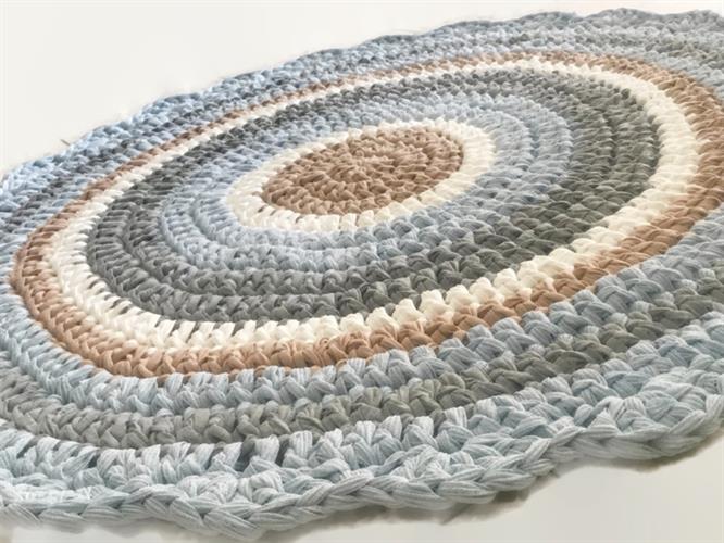 שטיח סרוג לחדר של בן בשילוב גוונים של תכלת עדין ורך