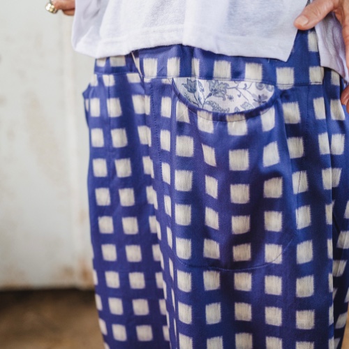 מכנסיים מדגם מיכאלה עם דוגמה של ריבועים בצבע שמנת על רקע בצבע רויאל