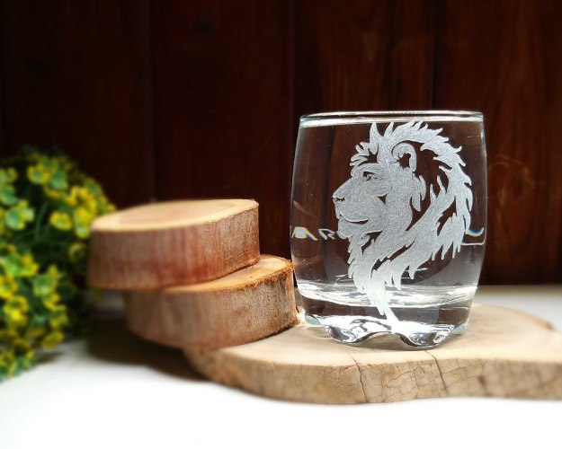 כוסות וויסקי עם חריטה |חריטה של אריה
