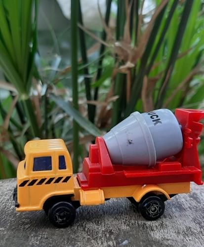 דגם של מערבל בטון, מכונית קטנה עם מערבל בטון מסתובב, עשויה מתכת ופלסטיק